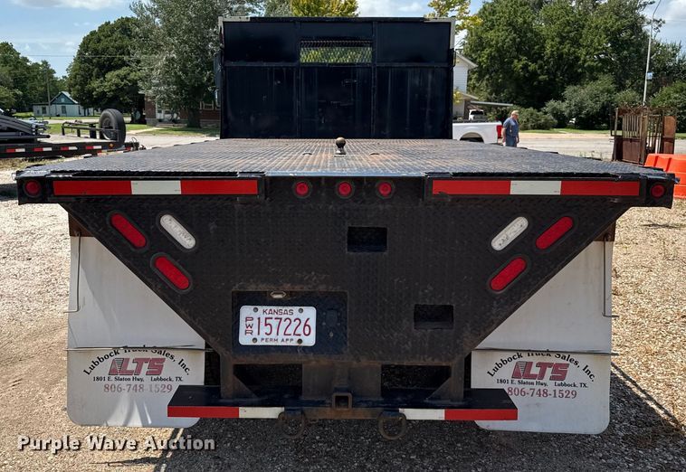 image for item DZ8835 2015 Freightliner flatbed truck