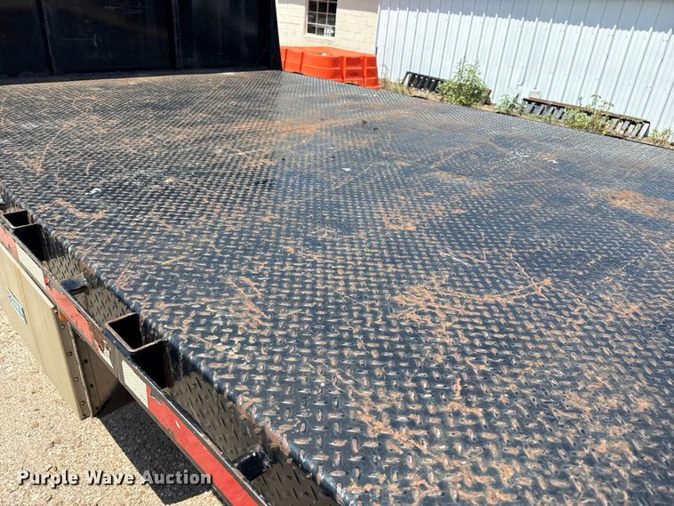 image for item DZ8835 2015 Freightliner flatbed truck