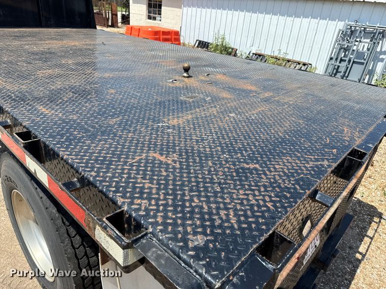 image for item DZ8835 2015 Freightliner flatbed truck