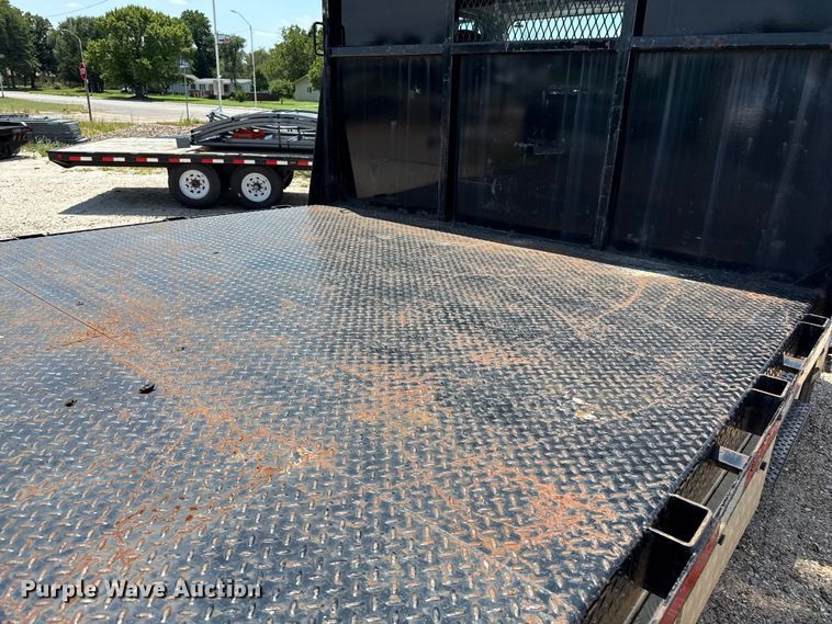 image for item DZ8835 2015 Freightliner flatbed truck