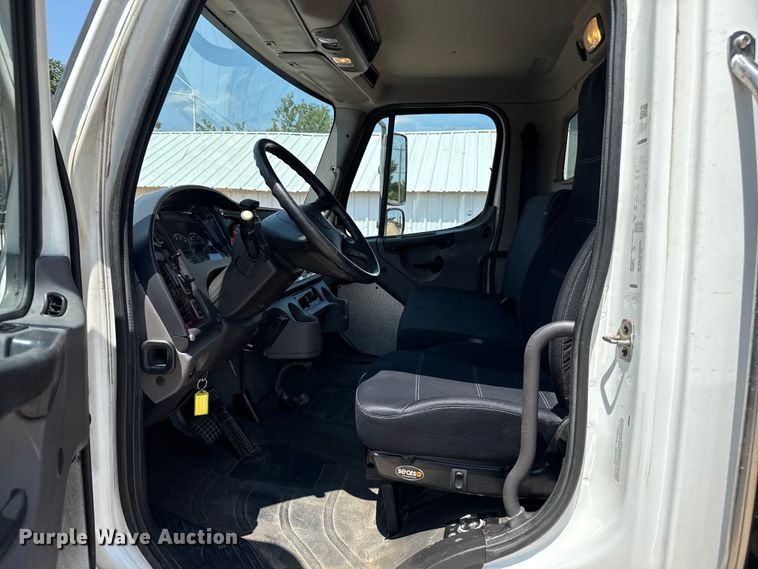 image for item DZ8835 2015 Freightliner flatbed truck