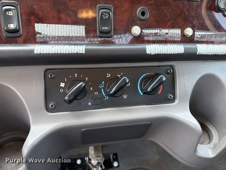 image for item DZ8835 2015 Freightliner flatbed truck