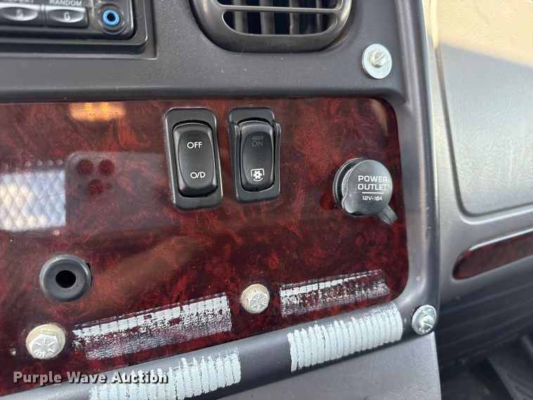 image for item DZ8835 2015 Freightliner flatbed truck