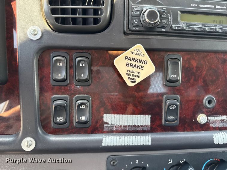 image for item DZ8835 2015 Freightliner flatbed truck