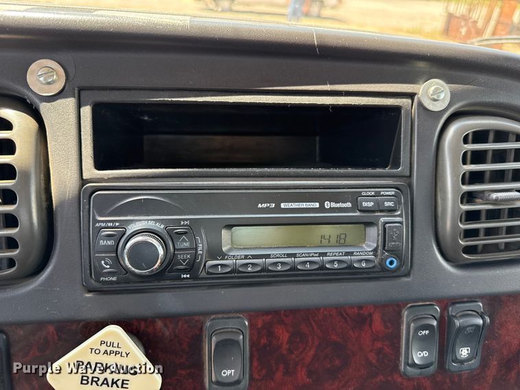 image for item DZ8835 2015 Freightliner flatbed truck