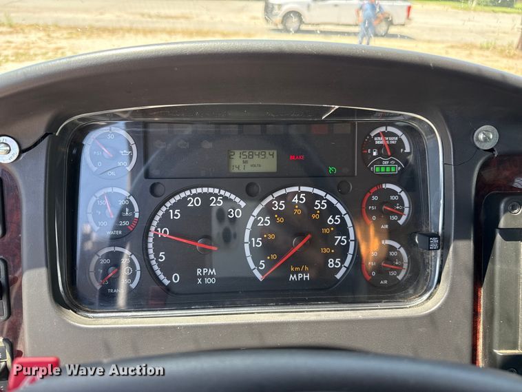 image for item DZ8835 2015 Freightliner flatbed truck