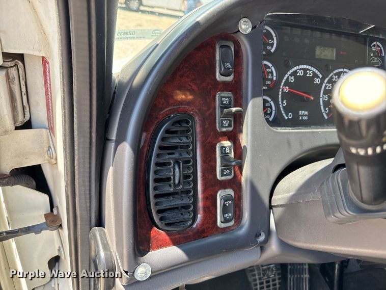 image for item DZ8835 2015 Freightliner flatbed truck