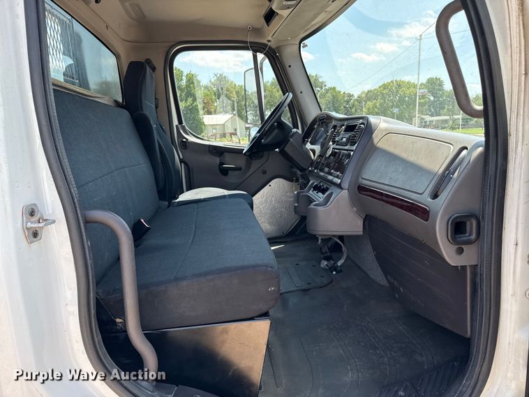 image for item DZ8835 2015 Freightliner flatbed truck