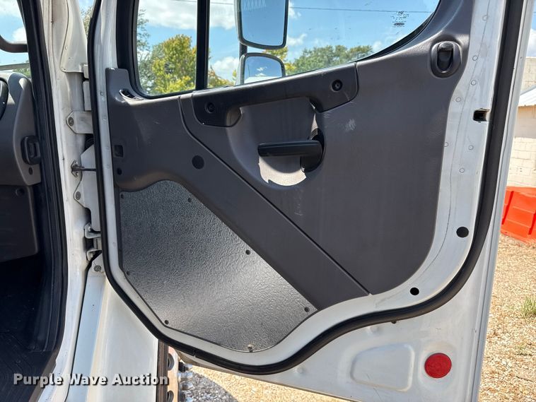 image for item DZ8835 2015 Freightliner flatbed truck