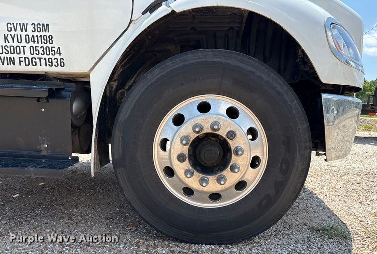 image for item DZ8835 2015 Freightliner flatbed truck