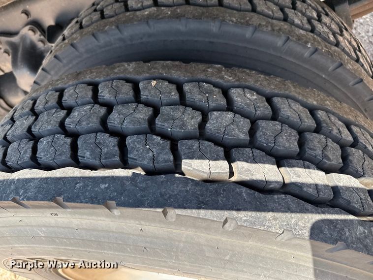 image for item DZ8835 2015 Freightliner flatbed truck