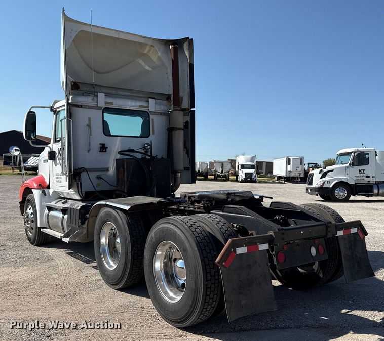 image for item DZ8848 2004 International 9400i semi truck