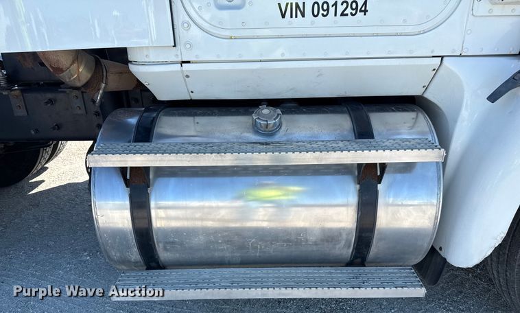 image for item DZ8848 2004 International 9400i semi truck