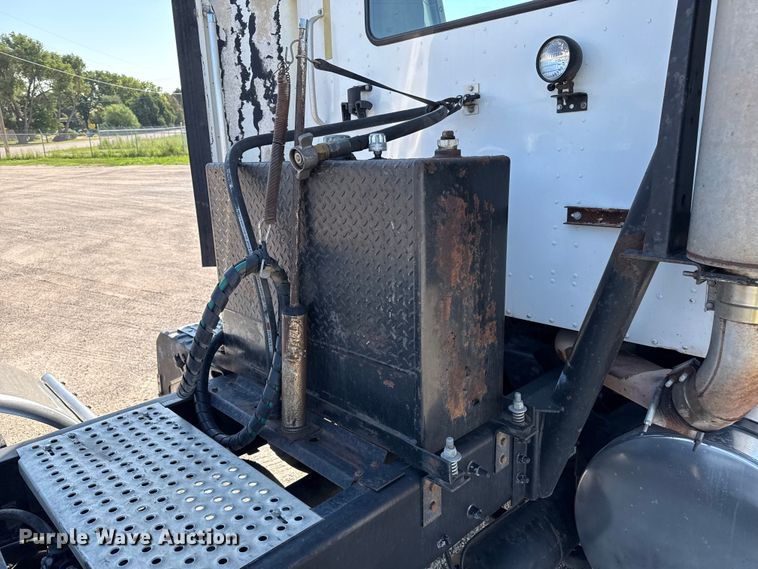 image for item DZ8848 2004 International 9400i semi truck