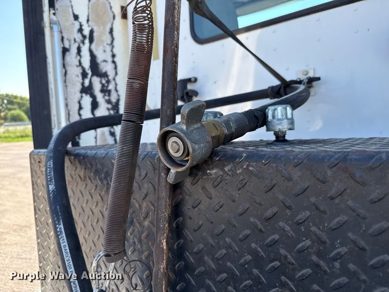 image for item DZ8848 2004 International 9400i semi truck