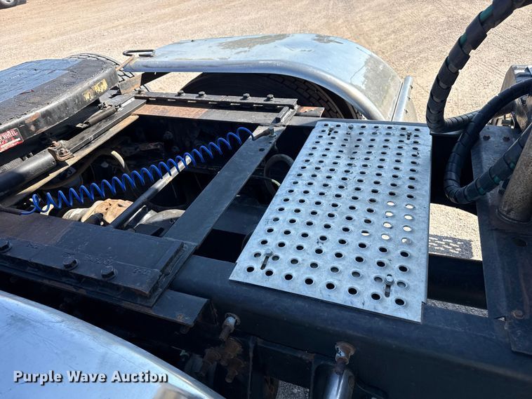 image for item DZ8848 2004 International 9400i semi truck