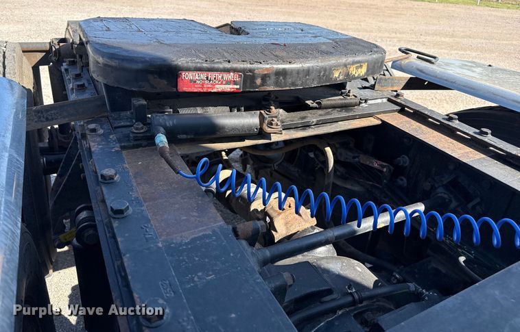 image for item DZ8848 2004 International 9400i semi truck