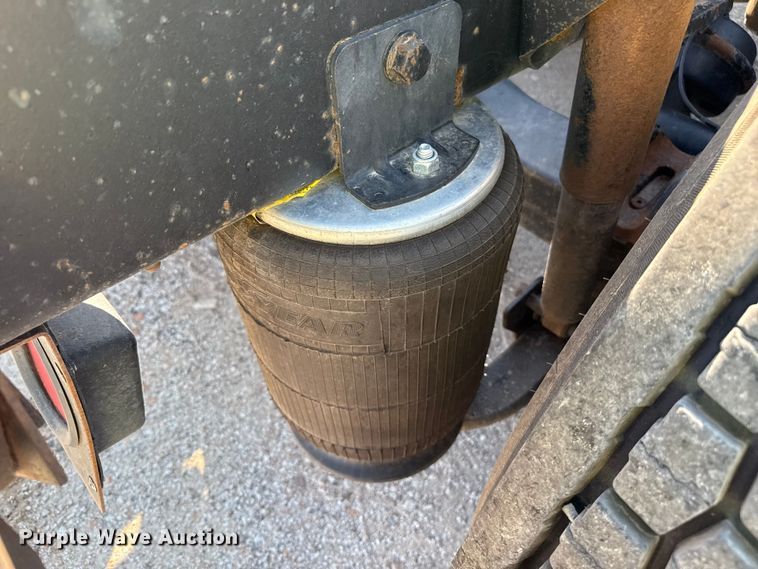 image for item DZ8848 2004 International 9400i semi truck