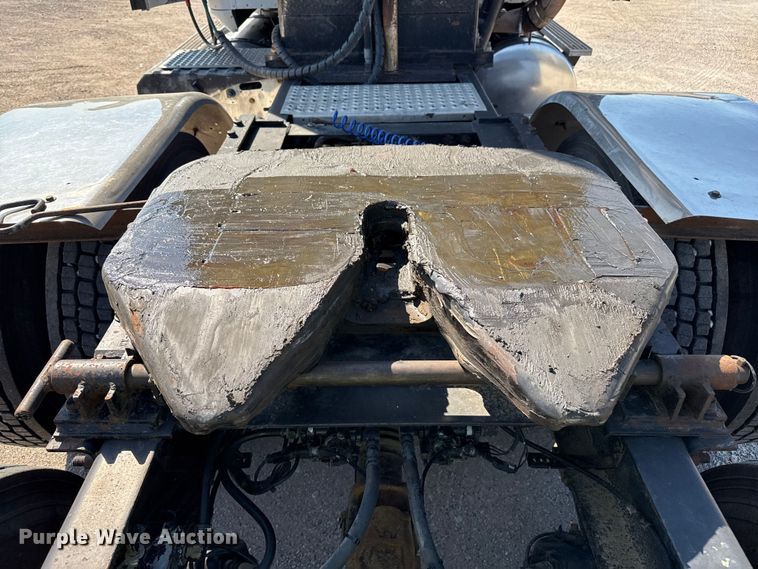 image for item DZ8848 2004 International 9400i semi truck