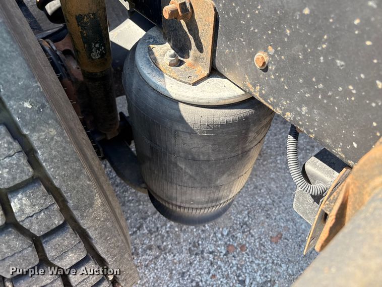 image for item DZ8848 2004 International 9400i semi truck