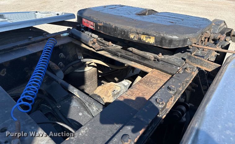 image for item DZ8848 2004 International 9400i semi truck