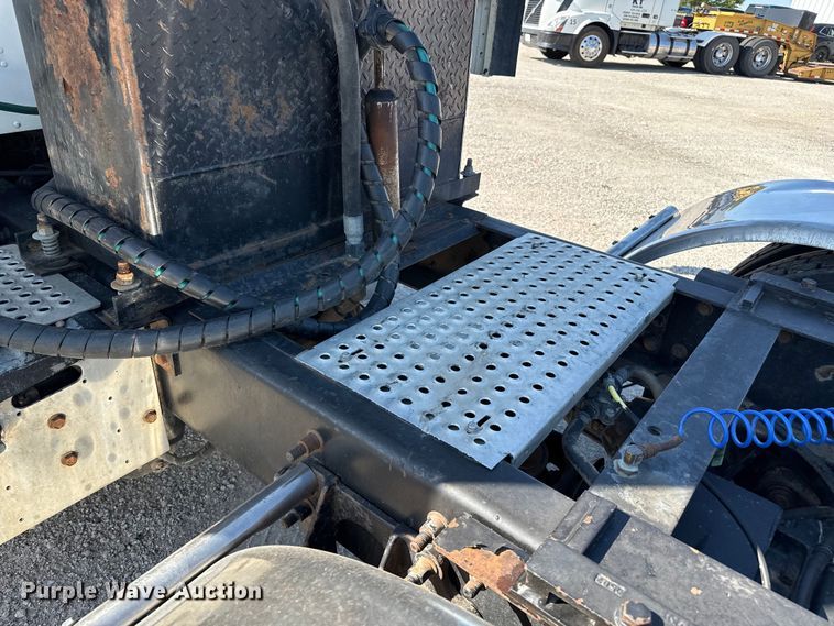 image for item DZ8848 2004 International 9400i semi truck