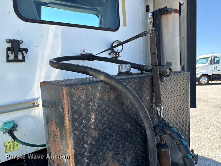 image for item DZ8848 2004 International 9400i semi truck