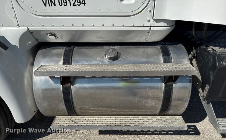 image for item DZ8848 2004 International 9400i semi truck