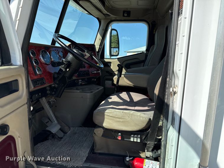 image for item DZ8848 2004 International 9400i semi truck