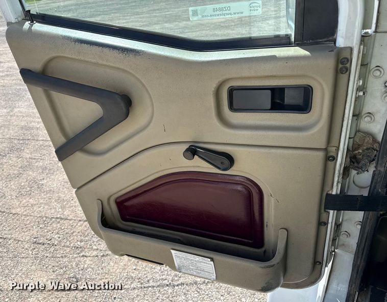 image for item DZ8848 2004 International 9400i semi truck