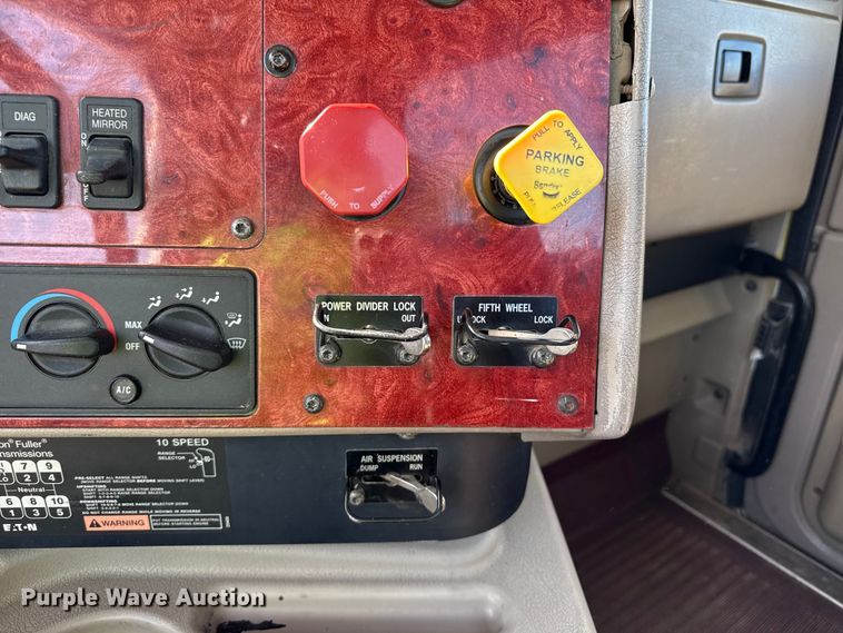 image for item DZ8848 2004 International 9400i semi truck