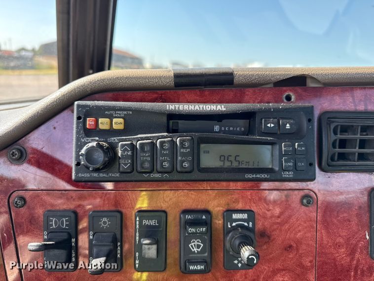 image for item DZ8848 2004 International 9400i semi truck