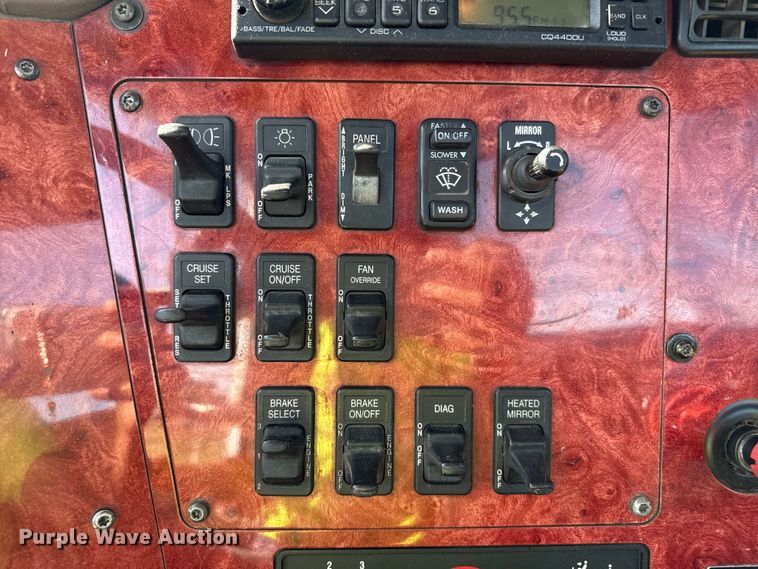 image for item DZ8848 2004 International 9400i semi truck