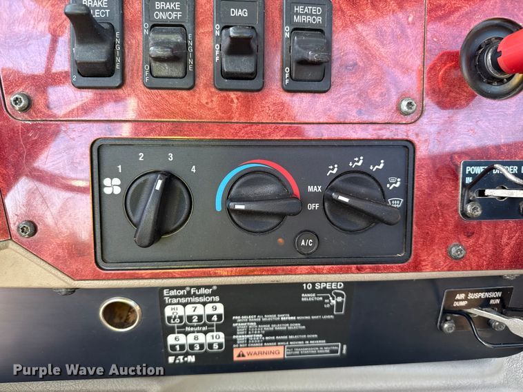 image for item DZ8848 2004 International 9400i semi truck