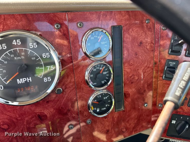 image for item DZ8848 2004 International 9400i semi truck