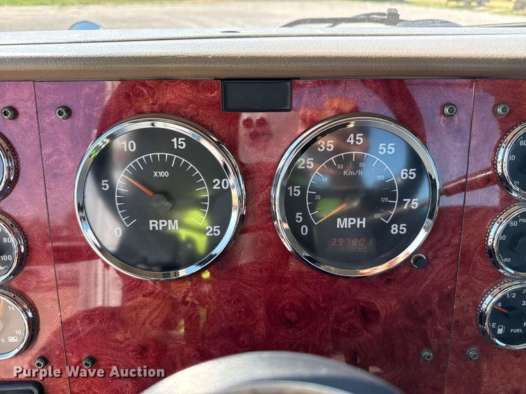 image for item DZ8848 2004 International 9400i semi truck