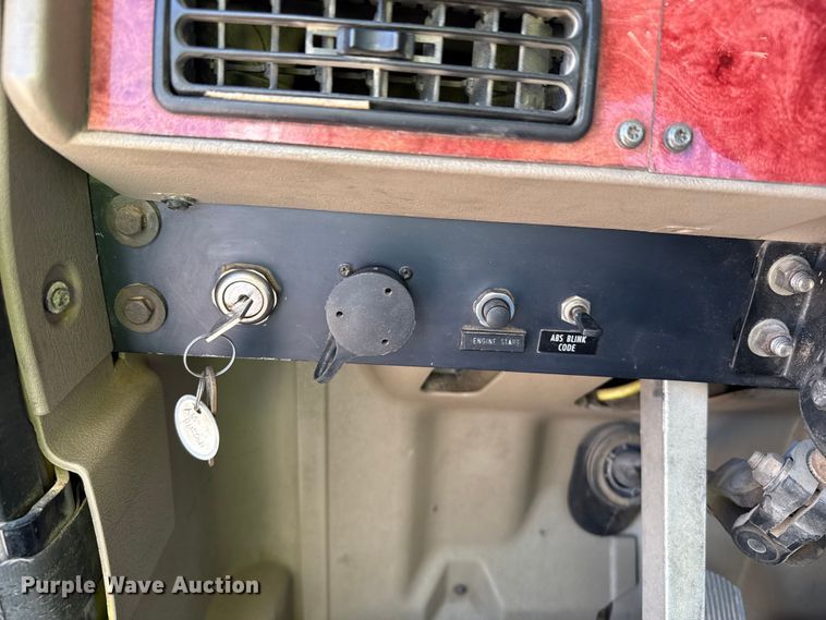 image for item DZ8848 2004 International 9400i semi truck