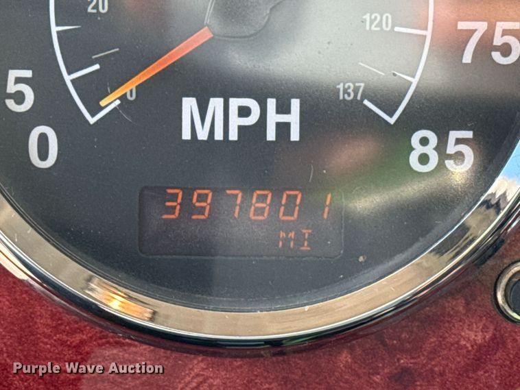 image for item DZ8848 2004 International 9400i semi truck