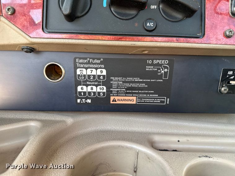 image for item DZ8848 2004 International 9400i semi truck