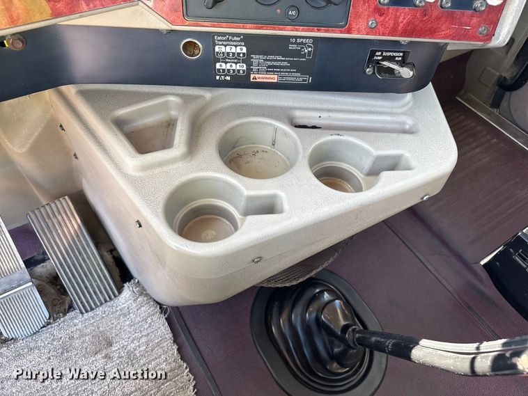 image for item DZ8848 2004 International 9400i semi truck