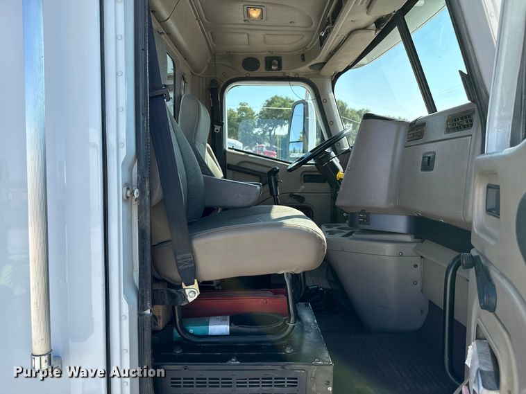 image for item DZ8848 2004 International 9400i semi truck