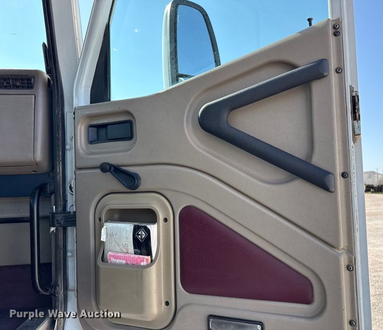 image for item DZ8848 2004 International 9400i semi truck