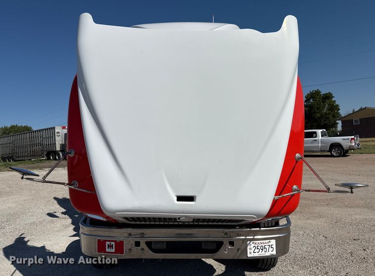 image for item DZ8848 2004 International 9400i semi truck