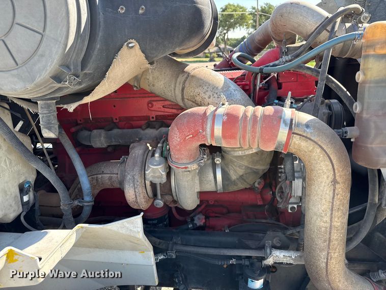 image for item DZ8848 2004 International 9400i semi truck