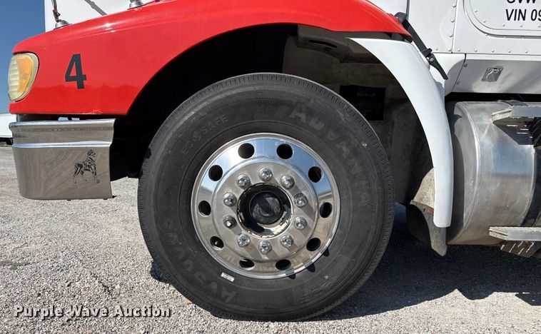 image for item DZ8848 2004 International 9400i semi truck