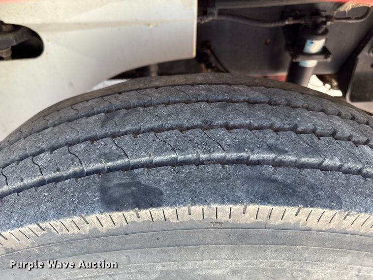 image for item DZ8848 2004 International 9400i semi truck