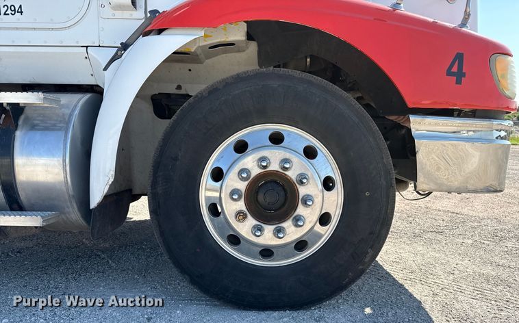 image for item DZ8848 2004 International 9400i semi truck