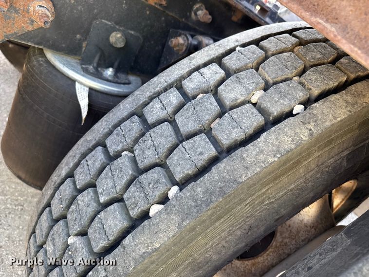 image for item DZ8848 2004 International 9400i semi truck