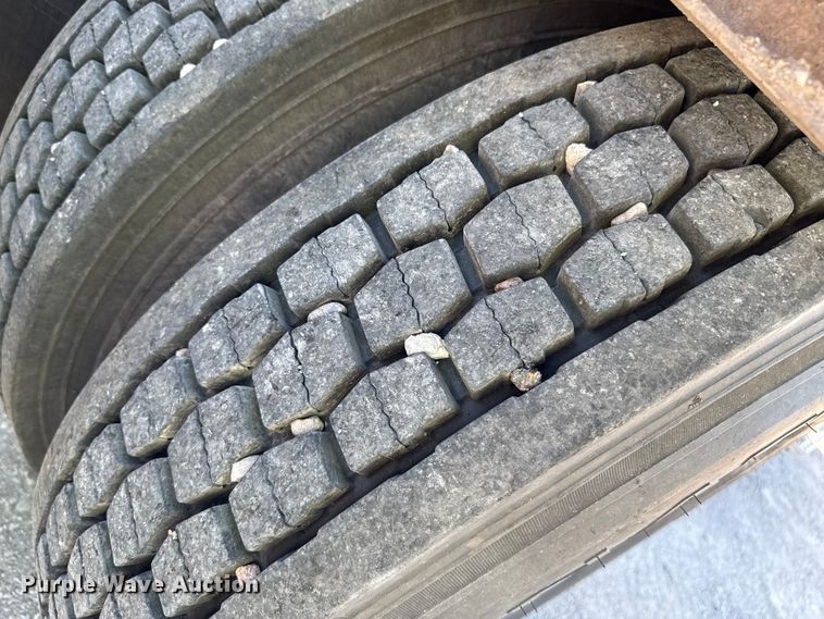 image for item DZ8848 2004 International 9400i semi truck