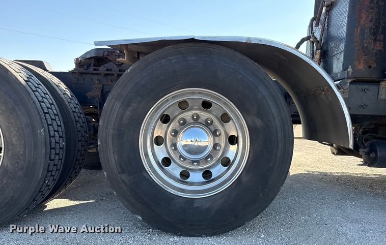 image for item DZ8848 2004 International 9400i semi truck